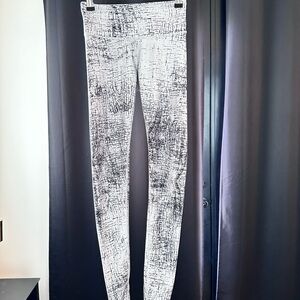 ALO Yoga Black and White Pattern Leggings with Pattern